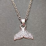 Maria King Díszes Bálnauszony medál lánccal, ezüst színű