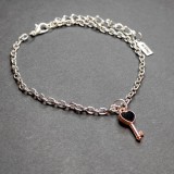 Maria King Ezüst színű karkötő fekete tűzzománc kulcs charmmal