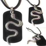 Maria King Fekete dögcédula ezüst színű kígyóval, duplamedál bőr lánccal vagy kulcstartóval