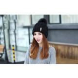 Maria King Fekete kötött sapka bojttal, arany dísz-szálakkal