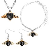 Maria King Fekete kristály szív angyalszárnnyal medál nyaklánc, fülbevaló és karkötő szett, ezüst színű
