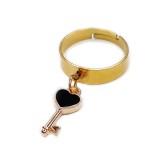 Maria King Fekete tűzzománc kulcs charmos állítható méretű gyűrű, arany színű, választható szélességben