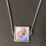 Maria King Fényképes nyaklánc rozsdamentes acél box chain lánccal, négyzet alakú medállal (márkadobozzal)