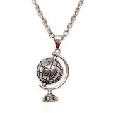 Maria King Földgömb medál lánccal, ezüst színű