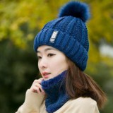 Maria King Kék kötött sapka és csősál, arany dísz-szálakkal