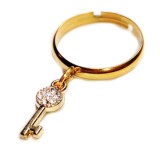 Maria King Kristály kulcs charmos állítható méretű gyűrű, arany színű, választható szélességben
