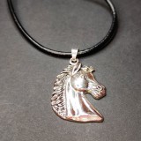 Maria King Lovas medál bőr lánccal