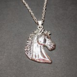 Maria King Lovas medál lánccal, ezüst színű