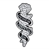 Maria King 'Örök bűnben élek' rózsa kitűző (4-5 cm)