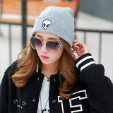 Maria King Szürke kötött sapka, fehér ufó fejjel