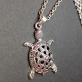 Maria King Teknősös medál lánccal, ezüst színű