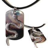 Maria King Tüköracél ezüst dögcédula ezüst színű kígyóval, bőr lánccal vagy kulcstartóval