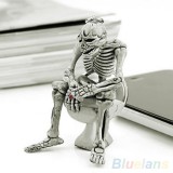 Maria King Vécén ülő csontváz kulcstartó (11,5x5,6x2,5 cm)