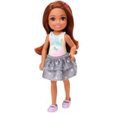 Mattel Barbie Chelsea Club: Barna hajú kislány színes pólóban