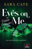 Maxim Könyvkiadó Sara Cate: Eyes on Me - Nézz rám! - könyv