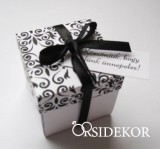 Mintás köszönetajándék-doboz, szalaggal átkötve