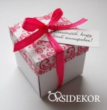 Mintás köszönetajándék-doboz, szalaggal átkötve