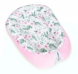 MTT Prémium Velvet babafészek - Fehér alapon rózsaszín virágok zöld levelekkel - rózsaszín háttal