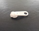 Műanyag fehér színű cipzár kocsi - 3 mm