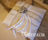 OrsiDekor Gyűrűpárna csipkével és rusztikus virággal díszítve