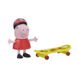 Peppa malac: Peppa malac bukósisakban gördeszkával figura szett - Hasbro