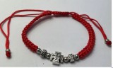 Piros szerencse karkötő talpas kereszttel
