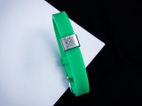 R.M.ékszer MoMents Amulett egyedi medálos MoMents zöld színű szilikon karkötő