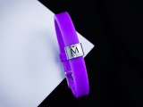 R.M.ékszer MoMents Szeretet levél egyedi medálos MoMents lila színű szilikon karkötő