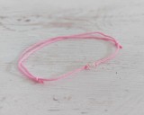 Rózsaszín nanocord karkötő apró fehér roppantott üveggyönggyel