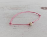 Rózsaszín pöttöm elfogadás karkötő fehér színű howlit gyönggyel