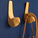 Rustikus madármintás fából készült fali kampók 2 db