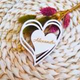 Rusztikus fa szív ültetőkártya – névre szóló gravírozással