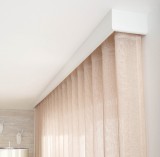 Semisoft 2 sínes fehér színű előlapos fa karnis mennyezetre