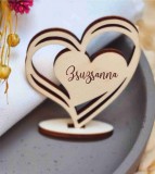 Szív alakú fa névtábla – gravírozott ültetőkártya esküvőhöz