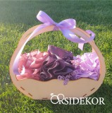 Szülőköszöntő lila örök virágbox elegáns fa kosárban