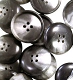 Szürke cirmos 4 lyukas műanyag kabát gomb 5 db - os csomagban - 25 mm