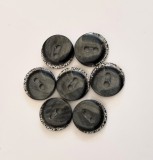 Szürke gyöngyházfényű ezüst mintás 2 lyukas inggomb - 13 mm