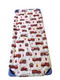 Töltött ovis gumifüles lepedő - 55x130 cm, fehér alapon piros tűzoltóautók mintával