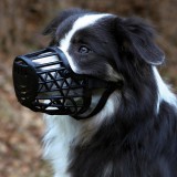Trixie műanyag szájkosár M-L - 26cm Fekete színű szájkosár kutyáknak - Puha műanyagból készült állítható szalaggal