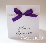 Ültetőkártya masnival díszítve