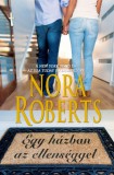 Vinton Kiadó Kft. Nora Roberts: Egy házban az ellenséggel - könyv