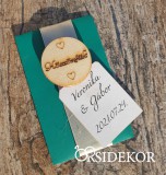 Virágmag papírtasakban fa rátéttel és szalaggal díszítve