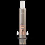 Wella Professionals EIMI Natural Volume erős hajformázó hab, 300 ml